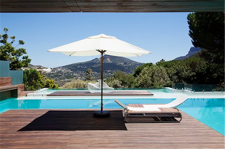 patio umbrella - Swimming pool overlooking mountains Foto de stock - Sin royalties Premium, Código: 6113-06898772