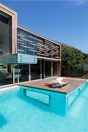 simsearch:6113-07147822,k - Modern house with patio and swimming pool Photographie de stock - Premium Libres de Droits, Code: 6113-06898784