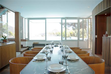 simsearch:6113-07542650,k - Place settings on table in luxury dining room Foto de stock - Sin royalties Premium, Código: 6113-06898818