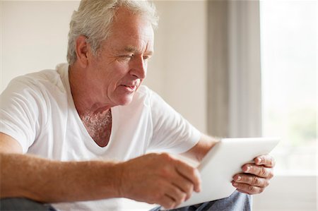 senior technology - Senior man using digital tablet Foto de stock - Sin royalties Premium, Código: 6113-06898907