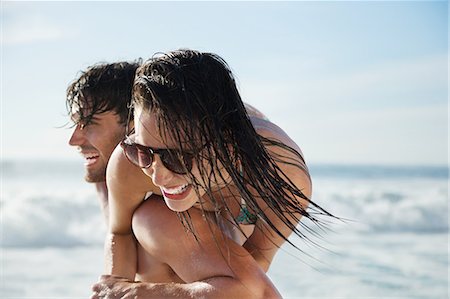 simsearch:6113-07146985,k - Man carrying enthusiastic woman on beach Foto de stock - Sin royalties Premium, Código: 6113-06899263