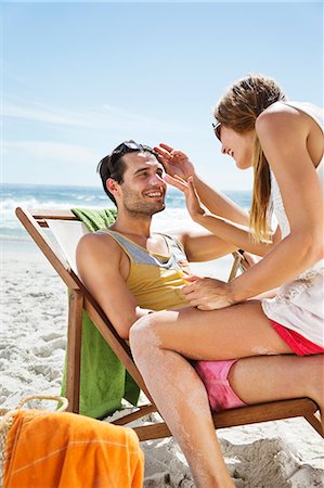 simsearch:6122-07699140,k - Woman applying sunscreen to man's nose at beach Foto de stock - Sin royalties Premium, Código: 6113-06899261
