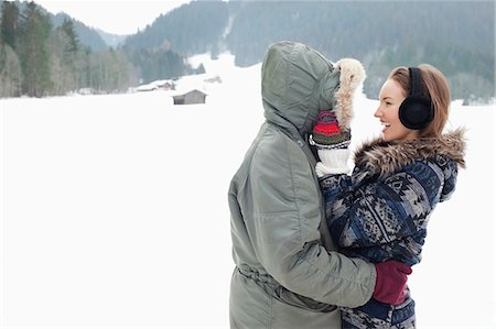 simsearch:6113-07790711,k - Happy couple hugging in snowy field Photographie de stock - Premium Libres de Droits, Code: 6113-06899350