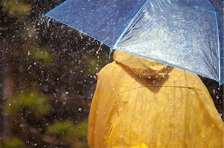 Woman under umbrella in rain Foto de stock - Sin royalties Premium, Código: 6113-06899548