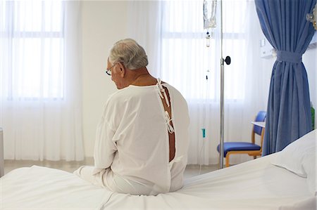 simsearch:6113-06908191,k - Older patient wearing gown in hospital room Stock Photo - Premium Royalty-Free, Code: 6113-06908281