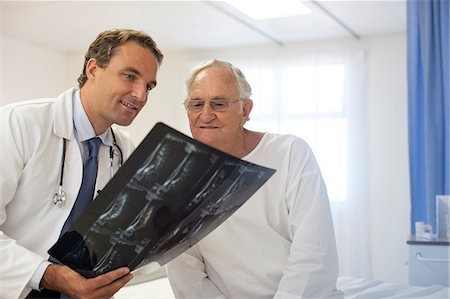 senior patient and doctor and hospital - Doctor and patient examining x-rays in hospital room Photographie de stock - Premium Libres de Droits, Code: 6113-06908210