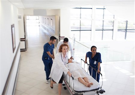 Hospital staff rushing patient to hospital room Photographie de stock - Premium Libres de Droits, Code: 6113-06908222