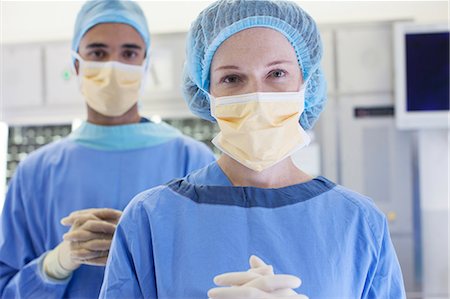 surgical gown - Surgeons standing in operating room Photographie de stock - Premium Libres de Droits, Code: 6113-06908320