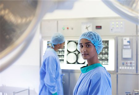 Surgeon standing in operating room Stock Photo - Premium Royalty-Free, Code: 6113-06908327