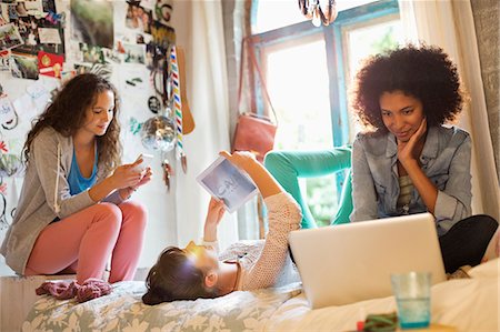 red - Women relaxing together in bedroom Foto de stock - Sin royalties Premium, Código: 6113-06908499