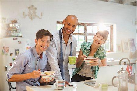 simsearch:6113-06908559,k - Friends having breakfast together in kitchen Foto de stock - Sin royalties Premium, Código: 6113-06908565