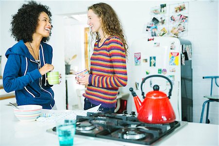 dos (cantidad) - Women talking in kitchen Foto de stock - Sin royalties Premium, Código: 6113-06908532