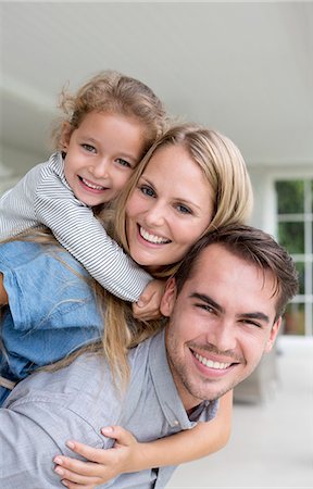 feliz - Family smiling together on porch Foto de stock - Sin royalties Premium, Código: 6113-06909452