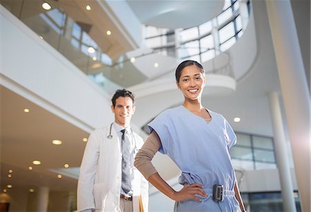 experto (hombre y mujer) - Portrait of smiling doctor and nurse in hospital atrium Foto de stock - Sin royalties Premium, Código: 6113-07146702