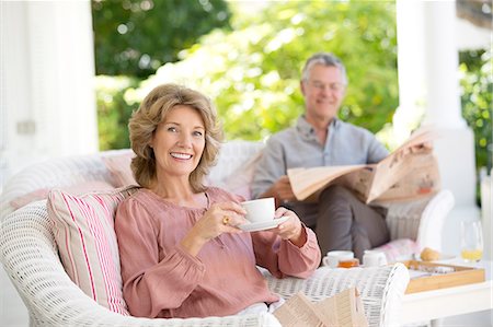 Senior couple relaxing on patio Photographie de stock - Premium Libres de Droits, Code: 6113-07146872