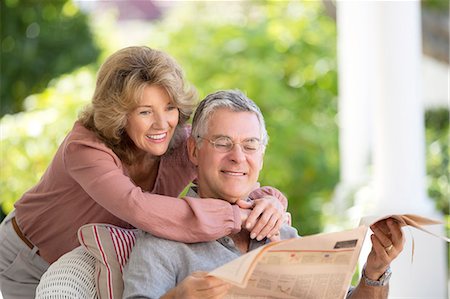 simsearch:6113-07159513,k - Senior couple reading newspaper on patio Stock Photo - Premium Royalty-Free, Code: 6113-07146925