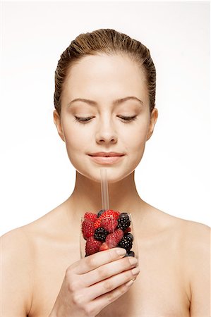 Woman drinking glass of berries Foto de stock - Sin royalties Premium, Código: 6113-07147276