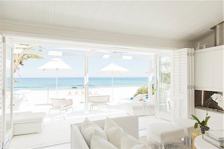 simsearch:6113-07147822,k - Modern living room overlooking beach and ocean Photographie de stock - Premium Libres de Droits, Code: 6113-07147505