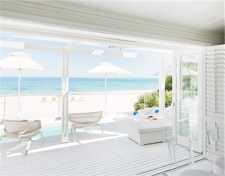 patio umbrella - Patio overlooking beach and ocean Foto de stock - Sin royalties Premium, Código: 6113-07147521