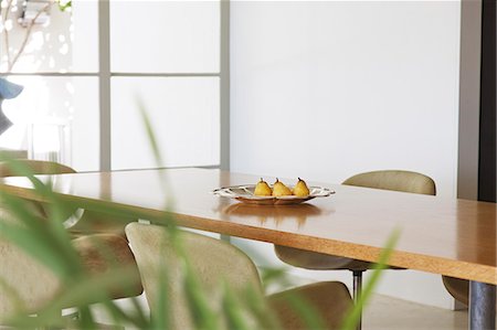 simsearch:6113-07542650,k - Pears in dish on dining room table Foto de stock - Sin royalties Premium, Código: 6113-07147621