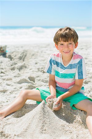 sand sea kids - Boy building sandcastle on beach Photographie de stock - Premium Libres de Droits, Code: 6113-07147757