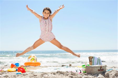sonrisa sardónica - Girl jumping on beach Foto de stock - Sin royalties Premium, Código: 6113-07147707