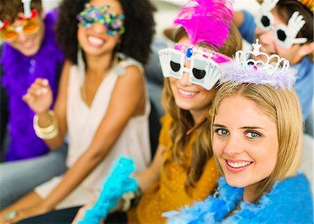 feather boa - Friends wearing decorative glasses and crowns at party Photographie de stock - Premium Libres de Droits, Code: 6113-07148025