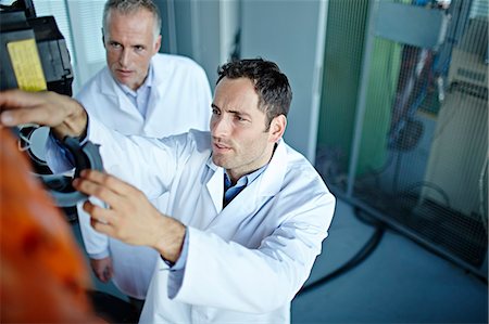 simsearch:693-06379747,k - Scientists working in laboratory Stock Photo - Premium Royalty-Free, Code: 6113-07159098