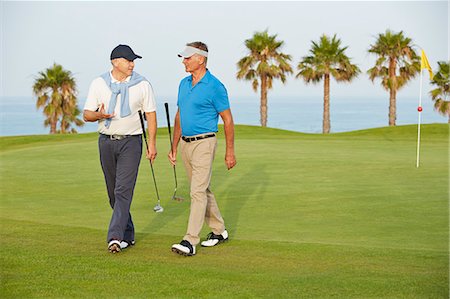 Senior men walking on golf course Photographie de stock - Premium Libres de Droits, Code: 6113-07159302