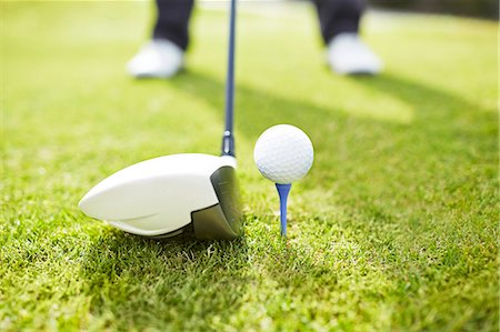 Man playing golf on course Photographie de stock - Premium Libres de Droits, Code: 6113-07159337