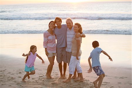pre-teen beach - Multi-generation family hugging on beach Foto de stock - Sin royalties Premium, Código: 6113-07159494