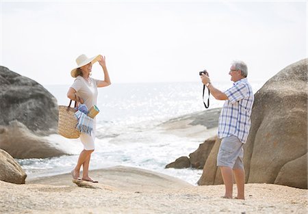 simsearch:6113-07159513,k - Older man taking pictures of girlfriend on beach Stock Photo - Premium Royalty-Free, Code: 6113-07159556