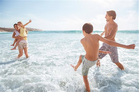 descamisado - Family playing together in waves on beach Foto de stock - Sin royalties Premium, Código: 6113-07159568