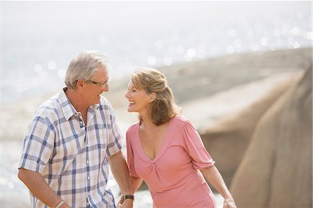 simsearch:6113-07159513,k - Older couple holding hands on beach Stock Photo - Premium Royalty-Free, Code: 6113-07159580