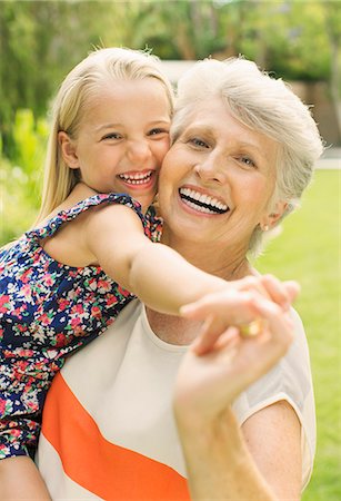 Smiling grandmother holding granddaughter Foto de stock - Sin royalties Premium, Código: 6113-07159756