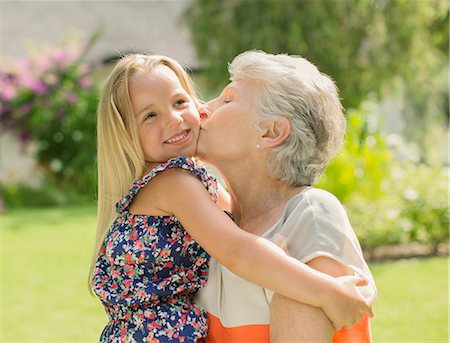 Older woman kissing granddaughter outdoors Foto de stock - Sin royalties Premium, Código: 6113-07159734