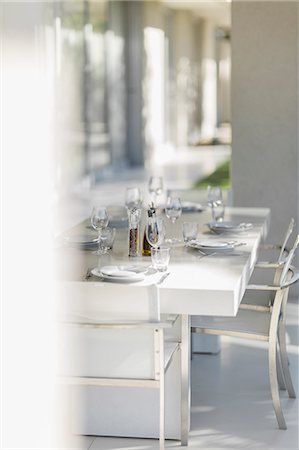 simsearch:6113-07542650,k - Set dining table on modern patio Foto de stock - Sin royalties Premium, Código: 6113-07159867