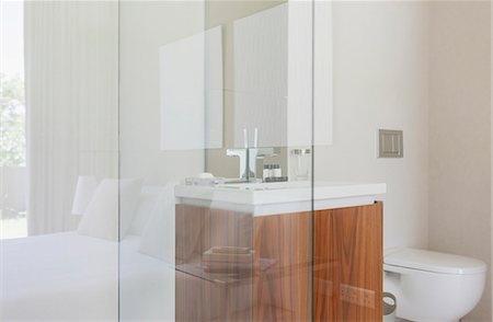 Glass walls of modern bathroom Foto de stock - Sin royalties Premium, Código: 6113-07159803