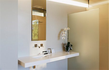 simsearch:6113-06898734,k - Faucet and sink in modern bathroom Photographie de stock - Premium Libres de Droits, Code: 6113-07159816