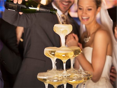 simsearch:649-06432569,k - Groom pouring champagne pyramid at wedding reception Foto de stock - Sin royalties Premium, Código: 6113-07160034