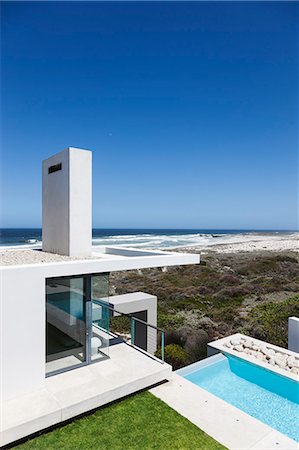 simsearch:6113-07159869,k - Modern house overlooking ocean Stock Photo - Premium Royalty-Free, Code: 6113-07160141