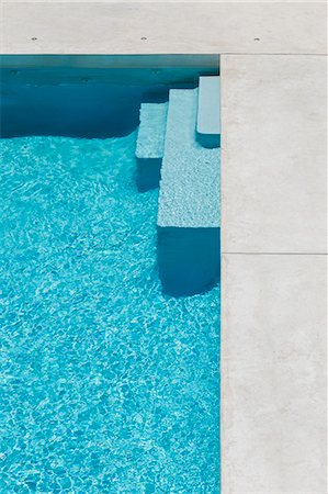 swimmingpool without people - Steps to modern pool Foto de stock - Sin royalties Premium, Código: 6113-07160186