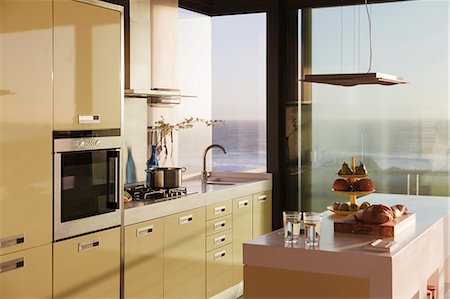 simsearch:6113-06898734,k - Modern kitchen overlooking ocean Photographie de stock - Premium Libres de Droits, Code: 6113-07160208