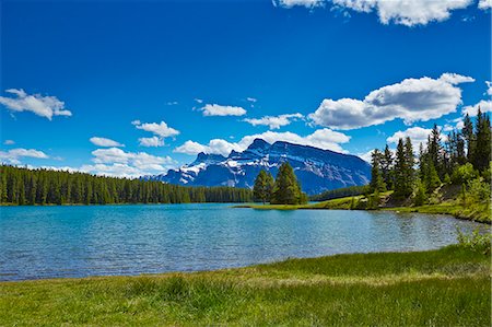 Snowy mountains overlooking lake Photographie de stock - Premium Libres de Droits, Code: 6113-07160757