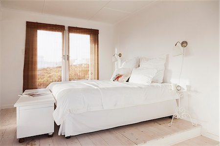 simsearch:6113-07731057,k - Bed in white bedroom Foto de stock - Sin royalties Premium, Código: 6113-07160788