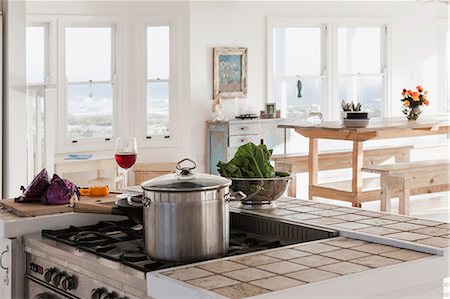 Vegetables and glass of wine in kitchen Photographie de stock - Premium Libres de Droits, Code: 6113-07160845