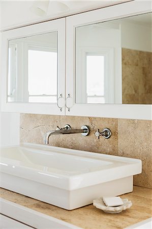 simsearch:6113-07565667,k - Sink in luxury bathroom Foto de stock - Sin royalties Premium, Código: 6113-07160867