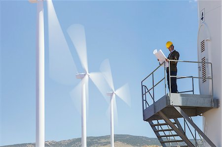 Businessman examining blueprints by wind turbines in rural landscape Photographie de stock - Premium Libres de Droits, Code: 6113-07160966