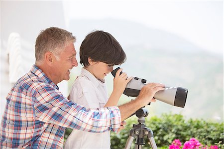 Grandfather and grandson using telescope Foto de stock - Sin royalties Premium, Código: 6113-07242045