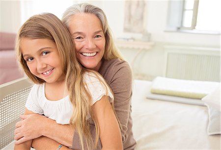 Grandmother hugging granddaughter Foto de stock - Sin royalties Premium, Código: 6113-07242083